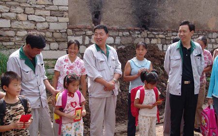 支部與貧困學(xué)生寫(xiě)對(duì)子幫扶